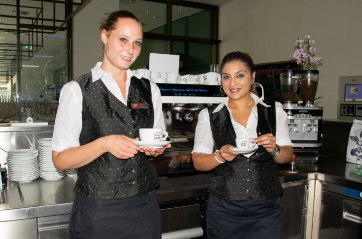 Mitarbeiterinnen genießen Kaffee