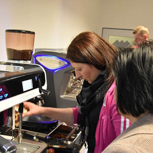 Gäste vor Barista Kaffeemaschine